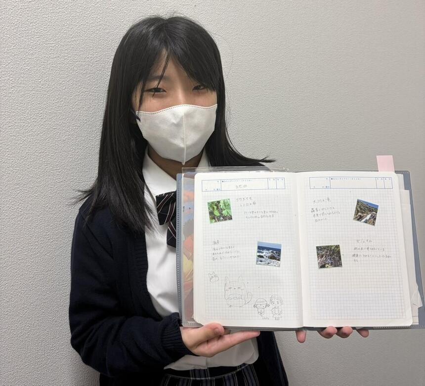KTCみらいノート®を持ち、こだわりの1ページを笑顔で見せてくれている生徒