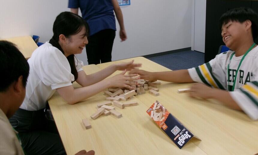 和歌山キャンパスのオープンキャンパスにて、中学生がゲーム体験を楽しんでいます。