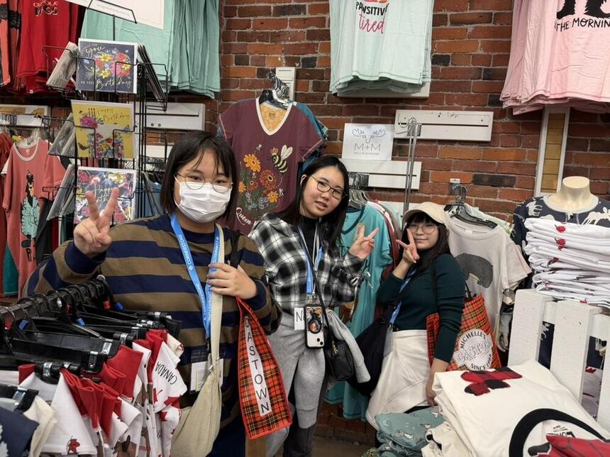カナダの留学で買い物を楽しんでいる女子生徒