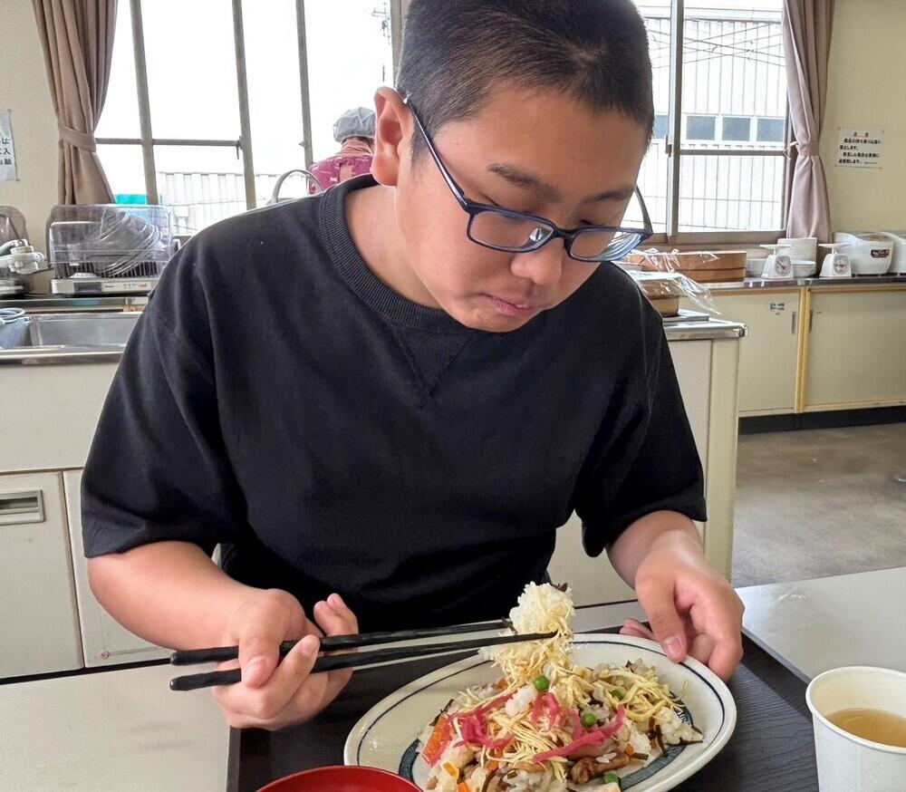 ちらし寿司を食べている生徒