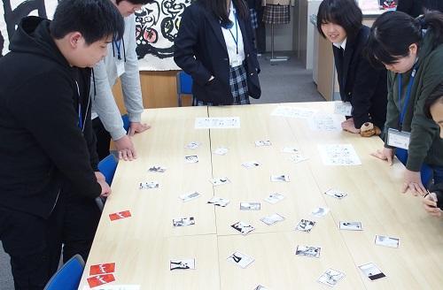 日本の伝統的な遊び「かるた」をベースにした、コミュニケーションゲームです。