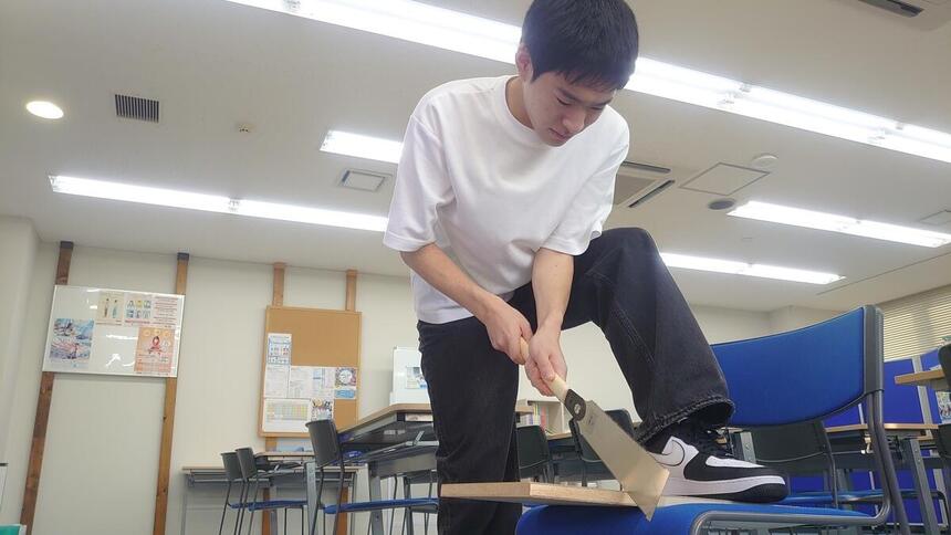 体験講座でのこぎりを使う生徒