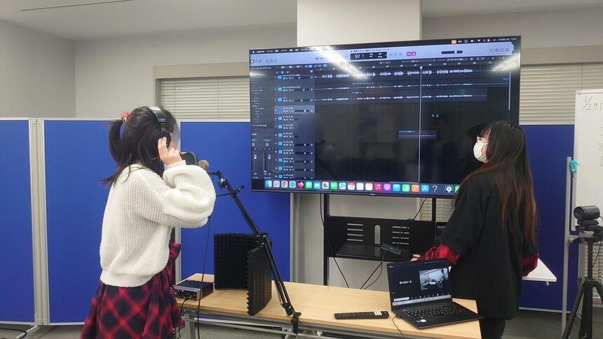 みらいの架け橋レッスン「声優」でレコーディングを行う様子