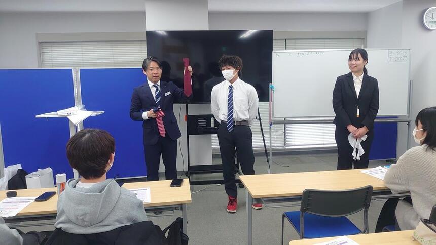 スーツ着こなし講座でネクタイについての講義を受ける生徒