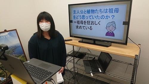 2台のパソコン、1台のテレビが所狭しと並べられてます