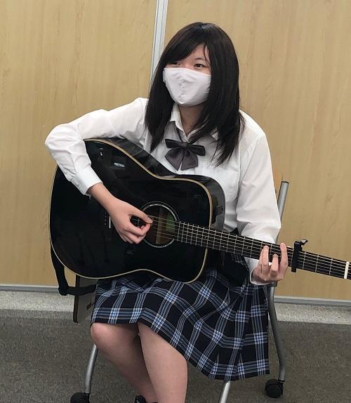 ギターを弾く生徒