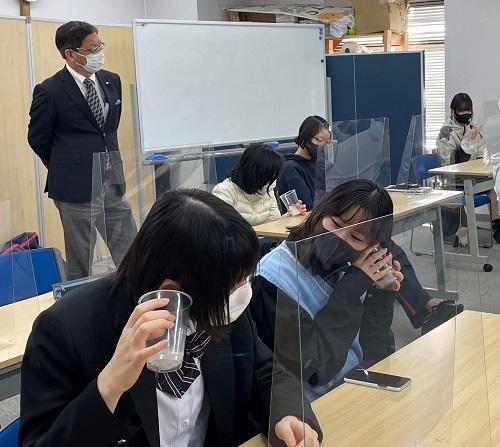 南極の氷の音を聴いている様子