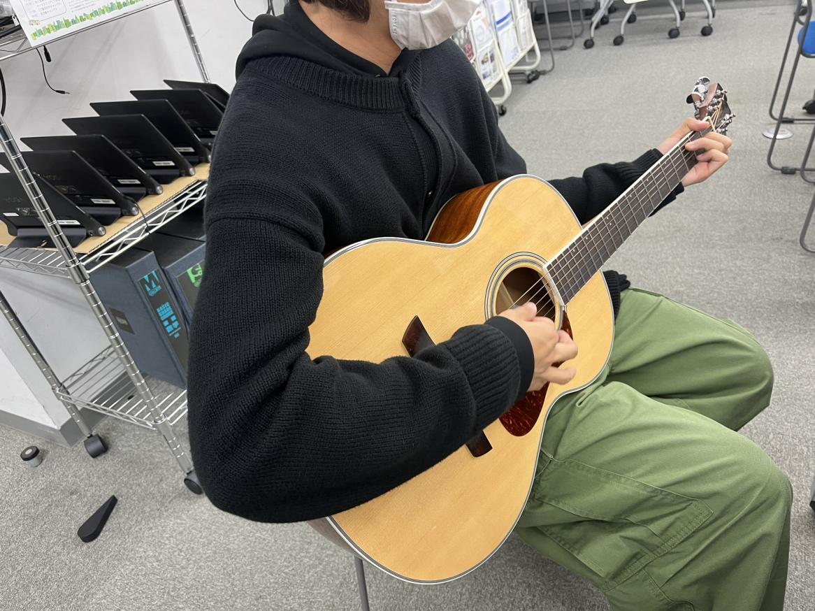 ギターを演奏している生徒