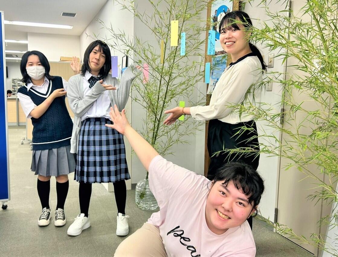 教室の後方には大きな笹が飾られ、瑞々しい香りが漂っています