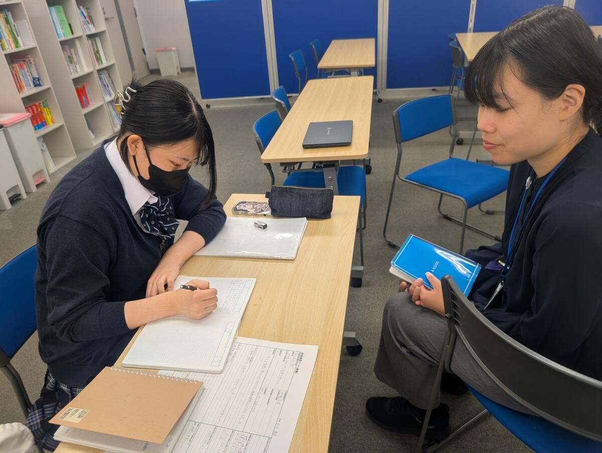 就職に向けて動いている生徒