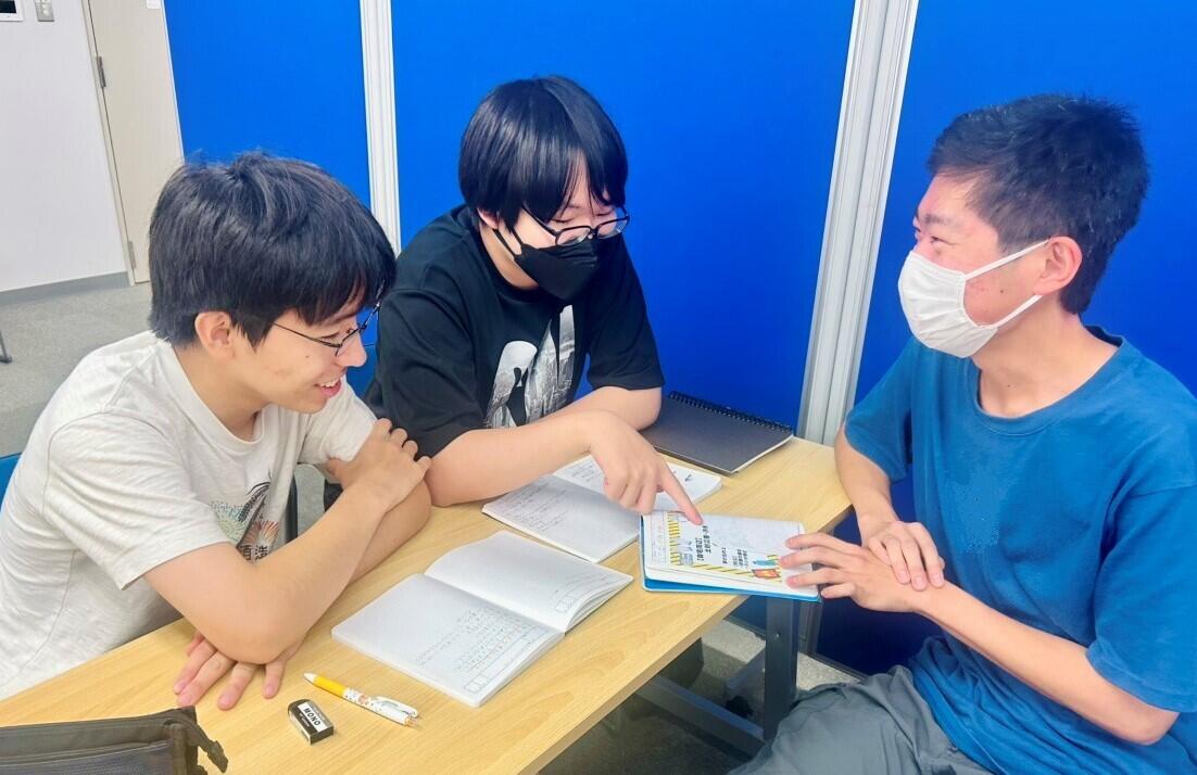 防災について話し合う生徒