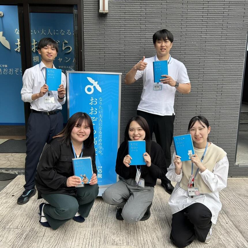 横浜キャンパスに新しく来た5人の写真、左上から髙田 結都(たかだ ゆいと)、神﨑 淳吾(かんざき じゅんご)、左下から遠矢 小優季(とおや こゆき)、福澤 佳奈(ふくざわ かな)、橋本 美月(はしもと みずき)