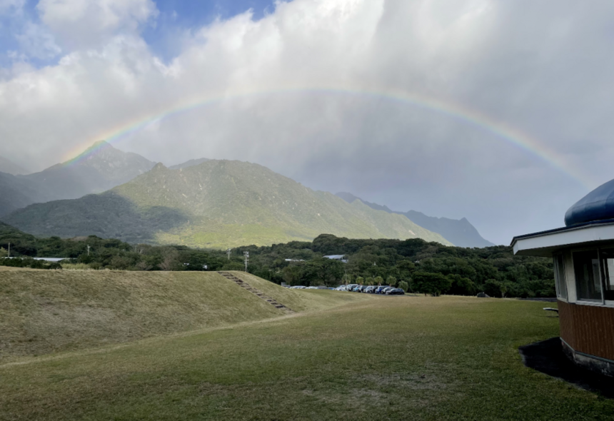 屋久島おおぞら高校の校舎の一部が写った景色