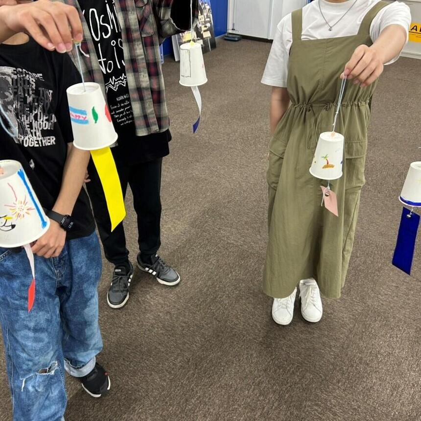 生徒が作った紙コップ風鈴