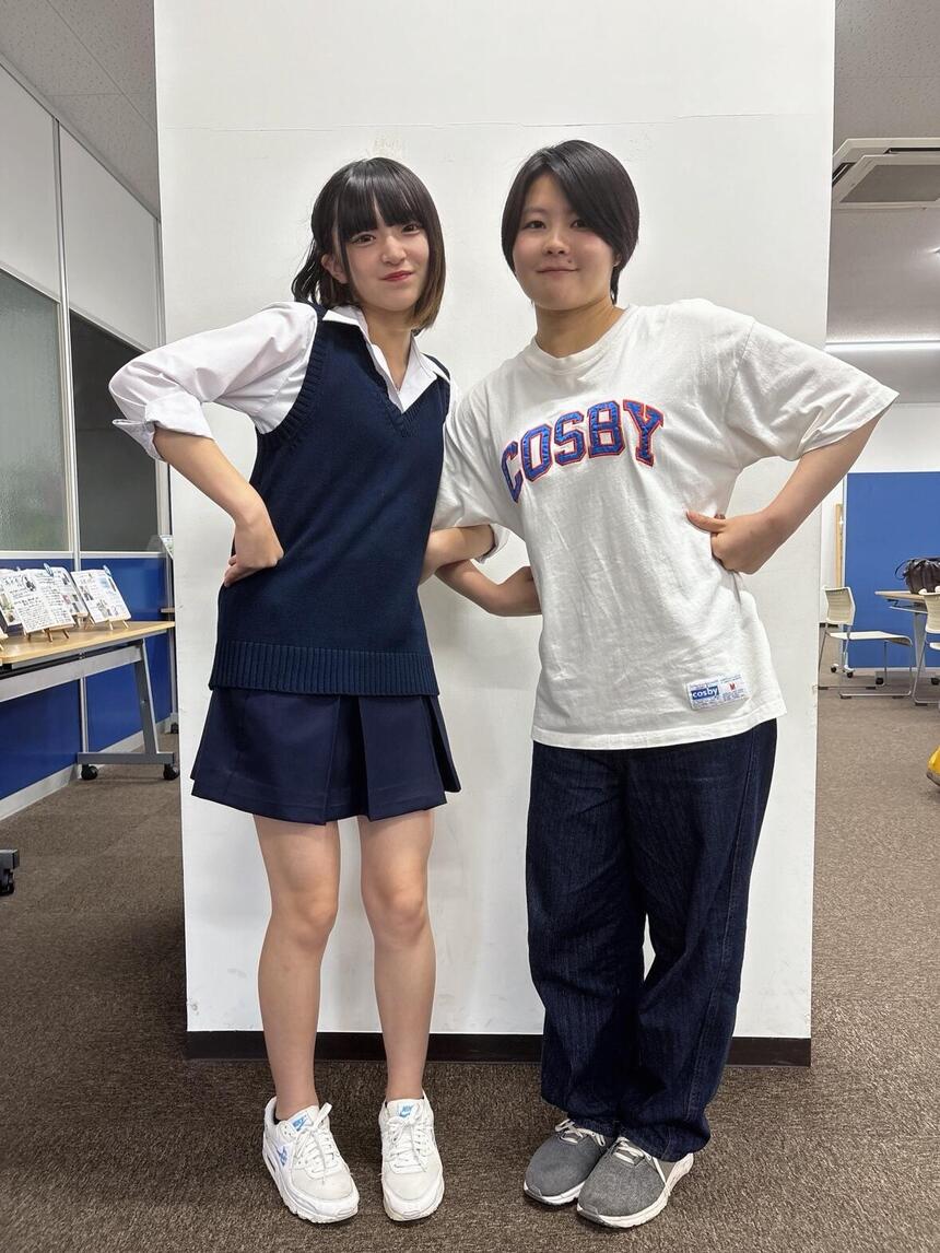 横浜キャンパスのおおぞらアンバサダー2人が腰に手を当ててポーズをとっている