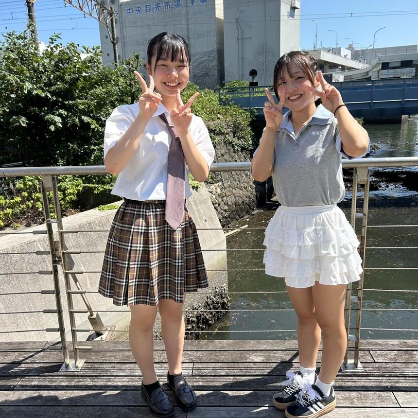 制服と私服の生徒の写真、左が制服の生徒、茶色のスカートにネクタイを付けている、右が私服の生徒、グレーのポロシャツに白のスカート