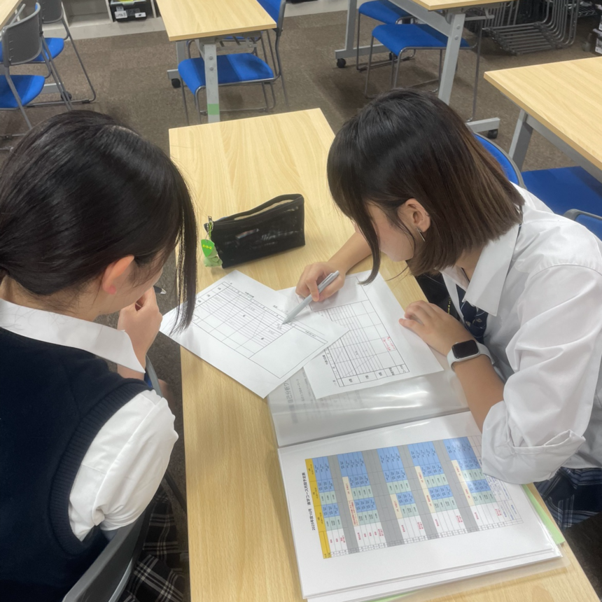 進学コースの生徒同士が話し合っている写真