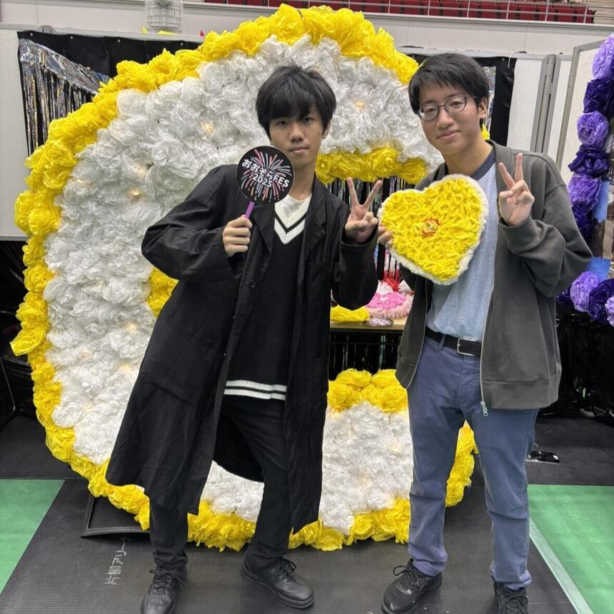 おおぞらFES会場内のフォトブースで写真を撮る生徒2名