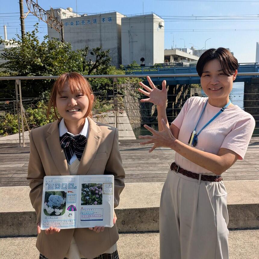 みらいノート®を見せる彩葉さんとンバイコーチ