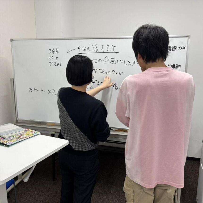 探究学習の校内発表に向けて話し合いをする生徒