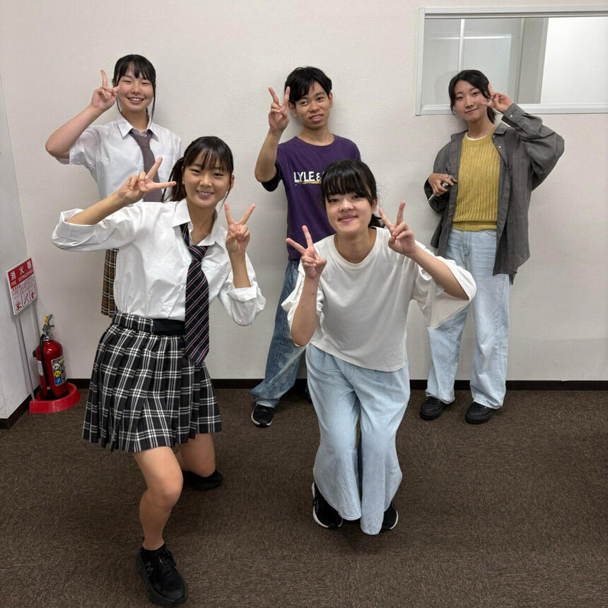 ボーカルレッスンに参加している生徒の集合写真