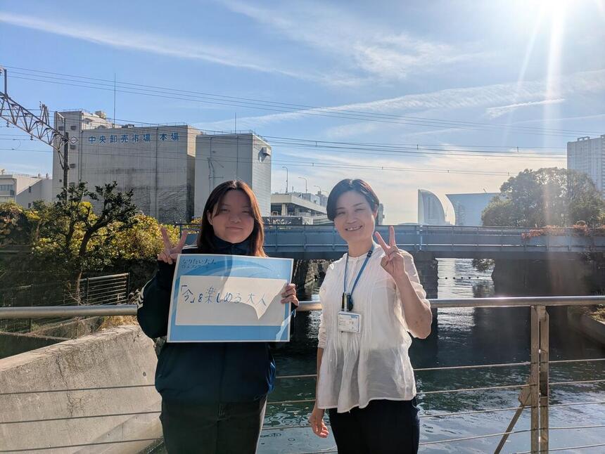 「なりたい大人」を書いた紙を持っているSさんとンバイコーチ