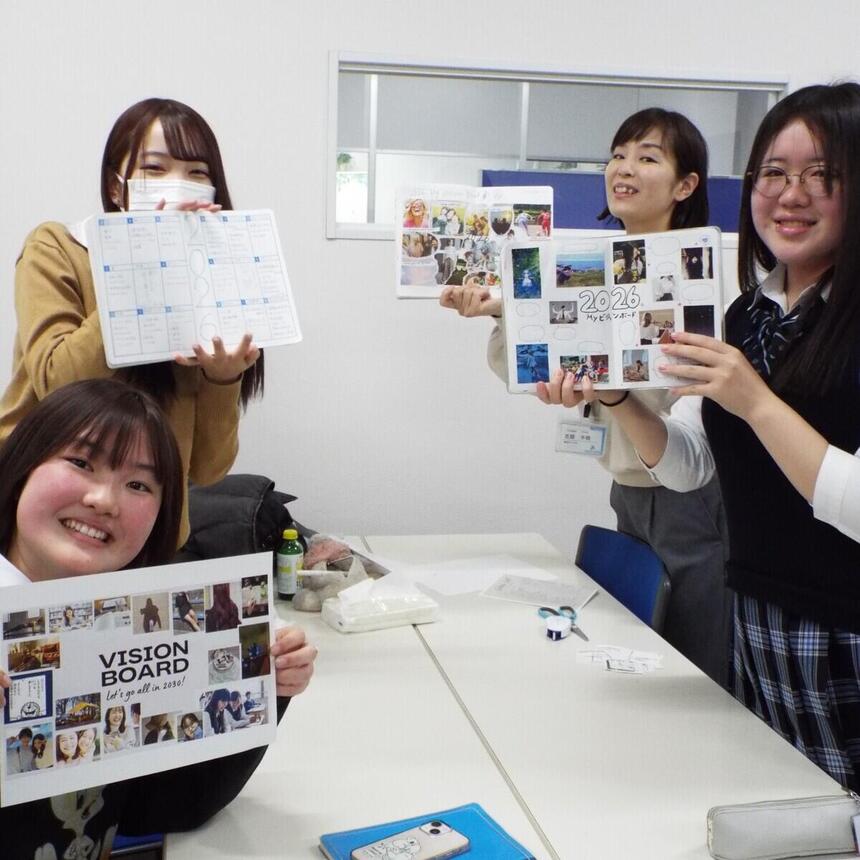 みらいノートをもって笑顔の生徒たち