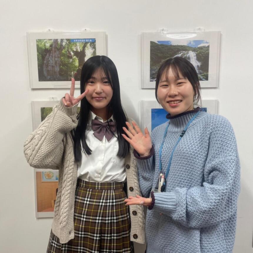 インタビューをした3年生の女子生徒との写真