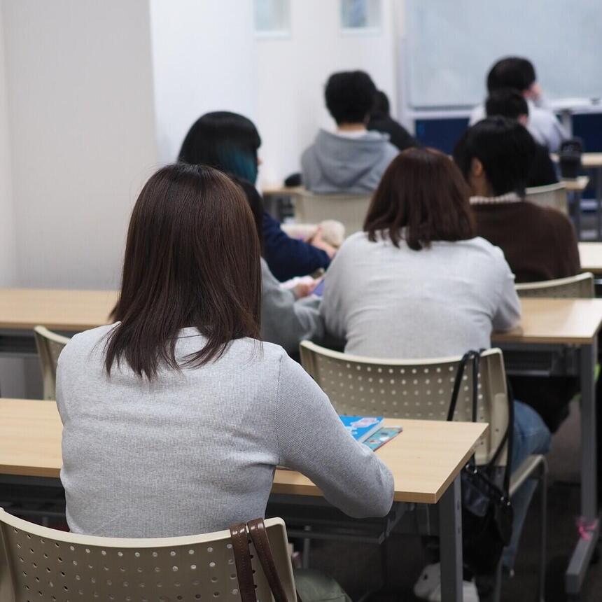 生徒が授業を受けている後ろ姿
