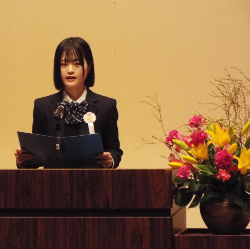 入学式に新入生代表で挨拶をする女子生徒