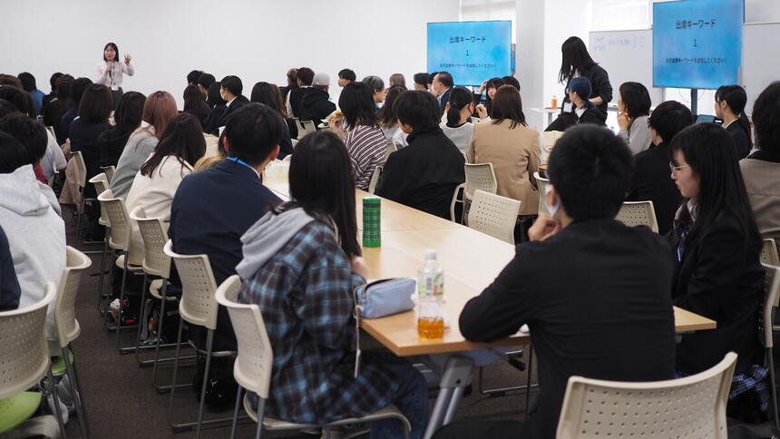 みらいの架け橋レッスン®「みんなでランチ」で参加している生徒たちが説明を聞いている写真