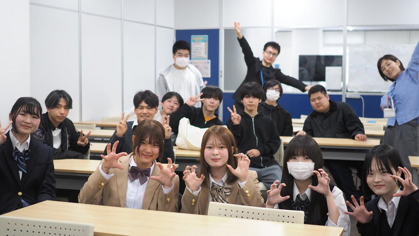 コーチお話会で参加した生徒がそれぞれポーズをして映っている写真