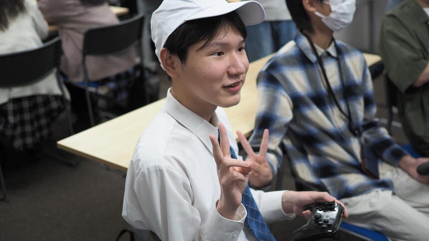 eスポーツのみらいの架け橋レッスンでゲームを楽しむ男子高校生