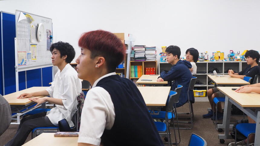 教室で防災研修を真剣に受ける男子生徒たち