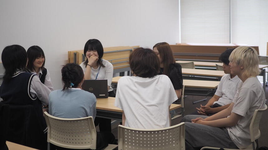 おおぞらアンバサダーのミーティングで話し合う生徒とコーチ