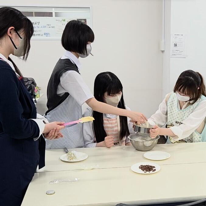 みらいの架け橋レッスン®のクッキングに教室内でマフィンを作っている最中の女子生徒