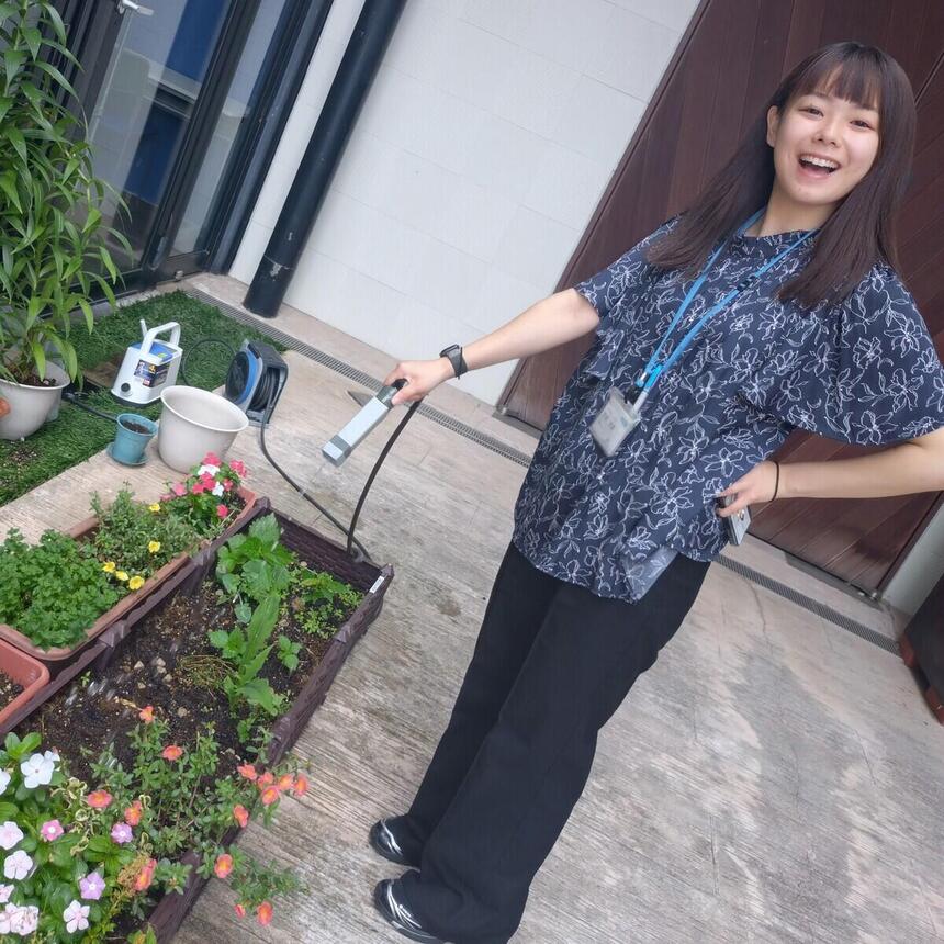 マイコーチ®が花壇に水やりをしている様子