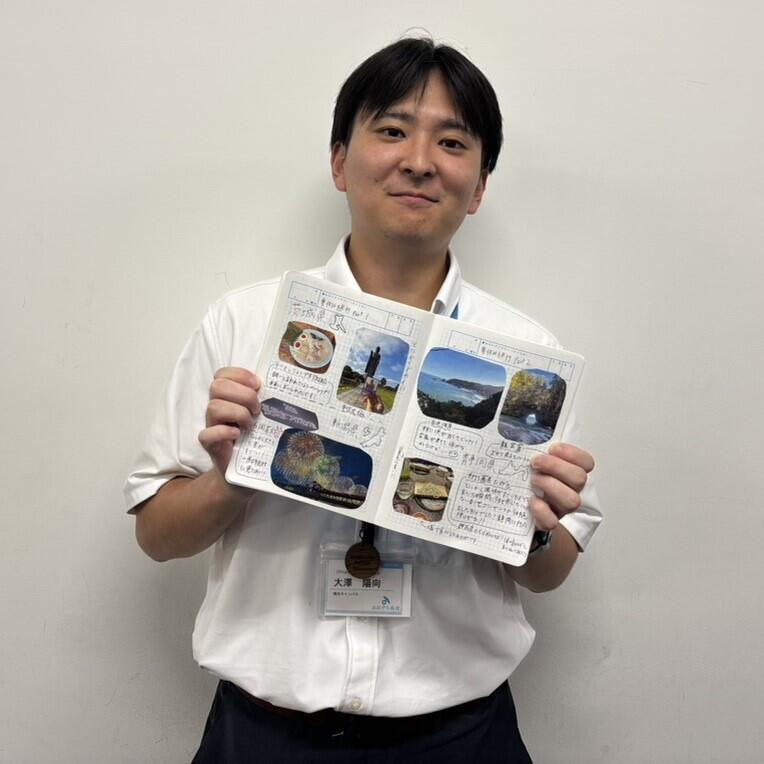 みらいノートに描いた夏休みの過ごし方を見せる男性コーチ