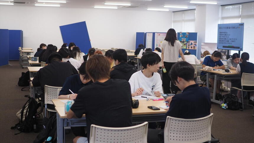 夏休み明けの登校の様子。明るい声がキャンパスにこだまし、そこに中学時代の不安な姿は見られなかった。