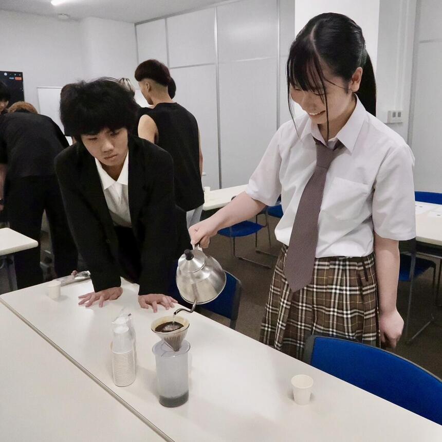 みらいの架け橋レッスンで女子生徒がコーヒーを淹れている様子。