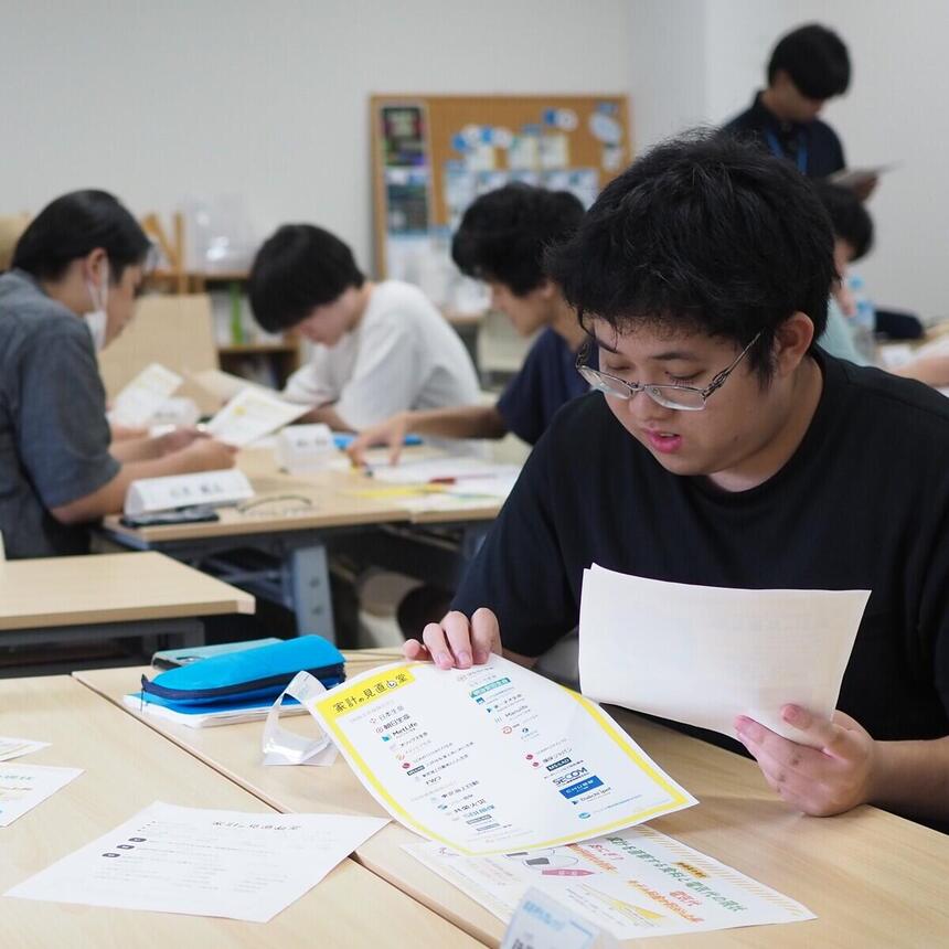 男子生徒がビジネスコミュニケーション講座で意見を交わす様子