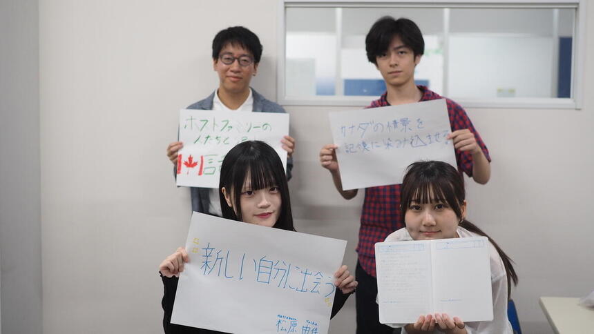 ワールドオリエンテーションに参加する男子高校生と女子高校生の集合写真