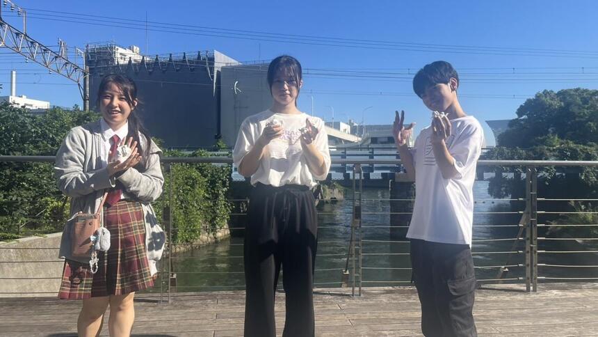 参加した生徒が作った埴輪を持って横浜キャンパス前で撮った写真
