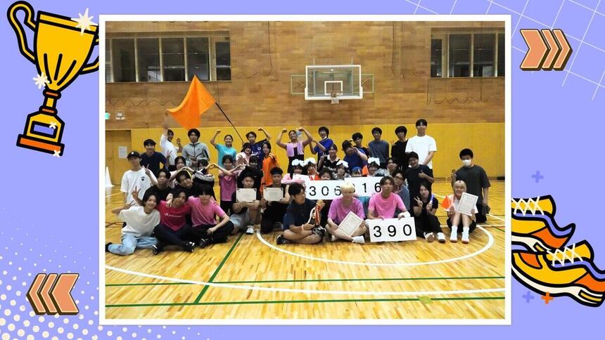 体育祭終了後に体育館で撮影した生徒の集合写真　