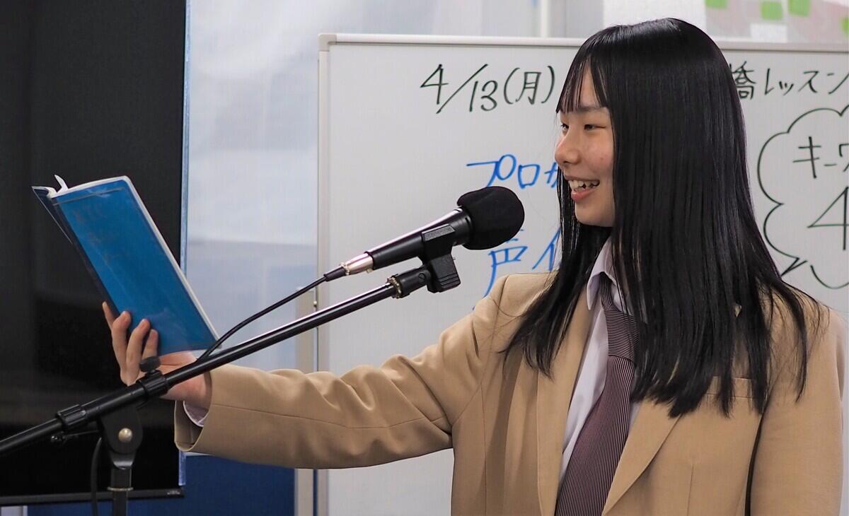 みらいの架け橋レッスン®（声優）でアフレコ体験をしている女子生徒