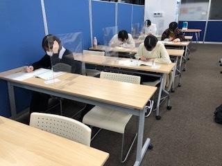 勉強する生徒