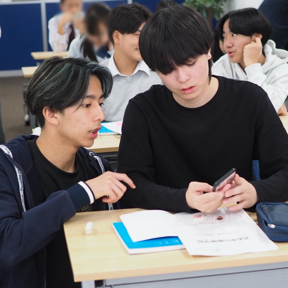 苦戦している友人に、周りの生徒が自然と手伝ってあげる姿