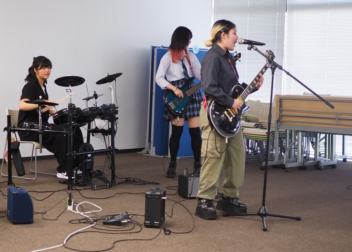 バンドメンバーと曲を演奏する生徒