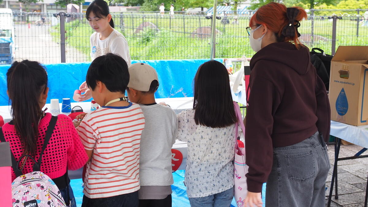 小さなお子様連れのご家族や地域の子どもがたくさんブースに立ち寄ってくれ、狙いを定めて的に当てるたびに大きな歓声と笑顔が広がりました