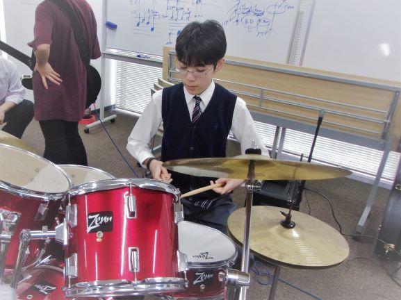 ドラムの練習をする生徒
